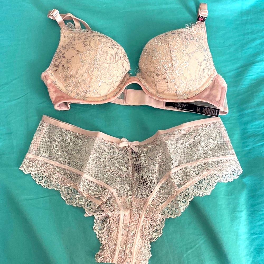 VS Set; 32A Push Up Bra + S Cheeky Panty